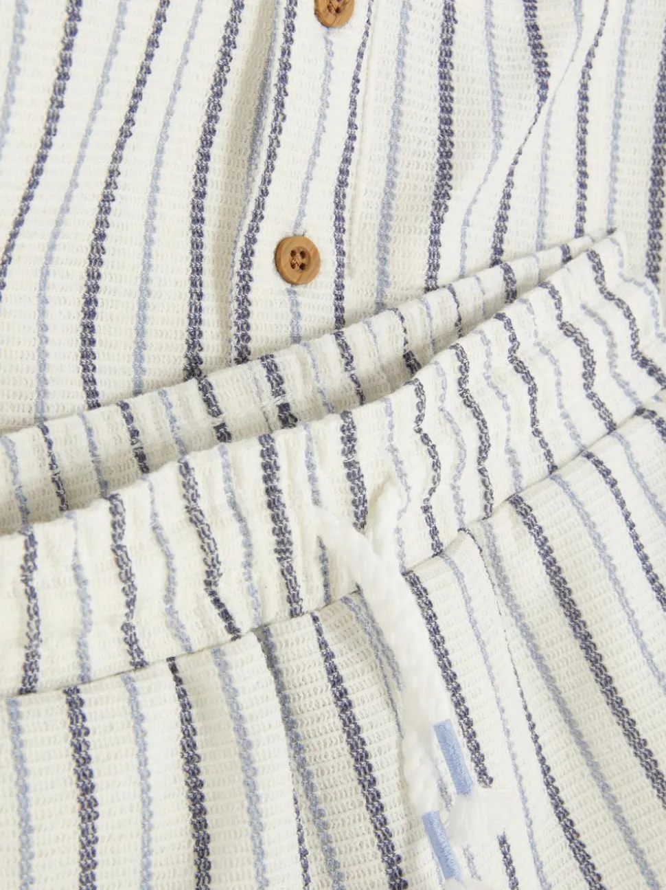 Komplet z dzianinową koszulą na guziki i szortami