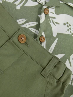 Komplet z koszulą z nadrukiem i szortami