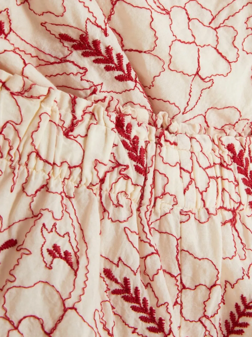 Komplet z topem i szortami z kwiatowym haftem