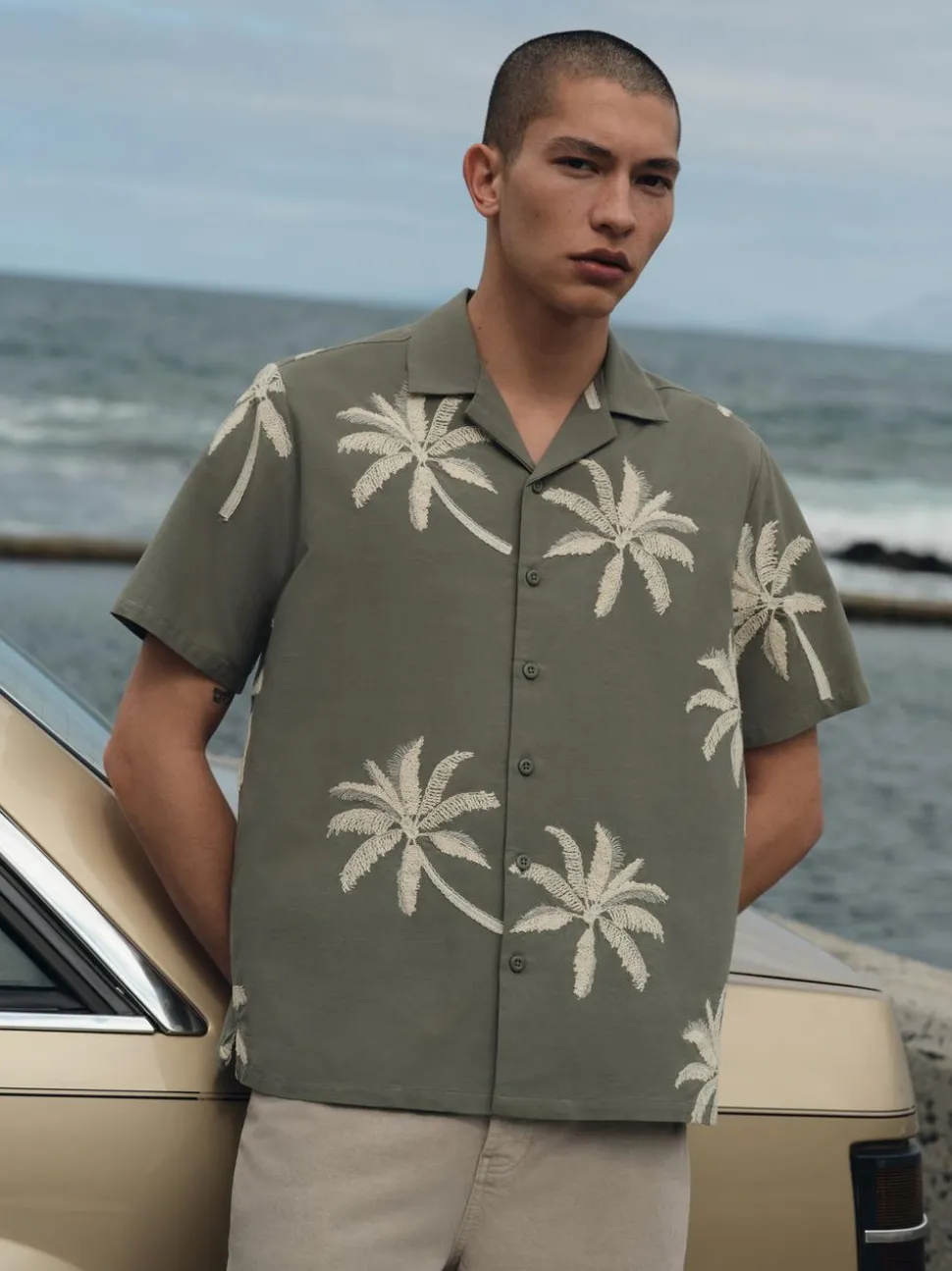 Koszula z haftowaną palmą