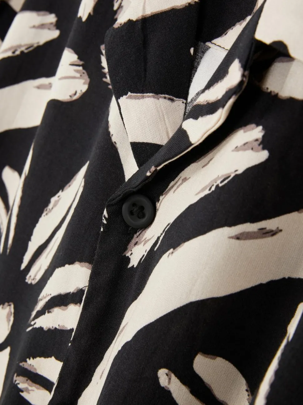 Koszula z krótkim rękawem i abstrakcyjnym wzorem