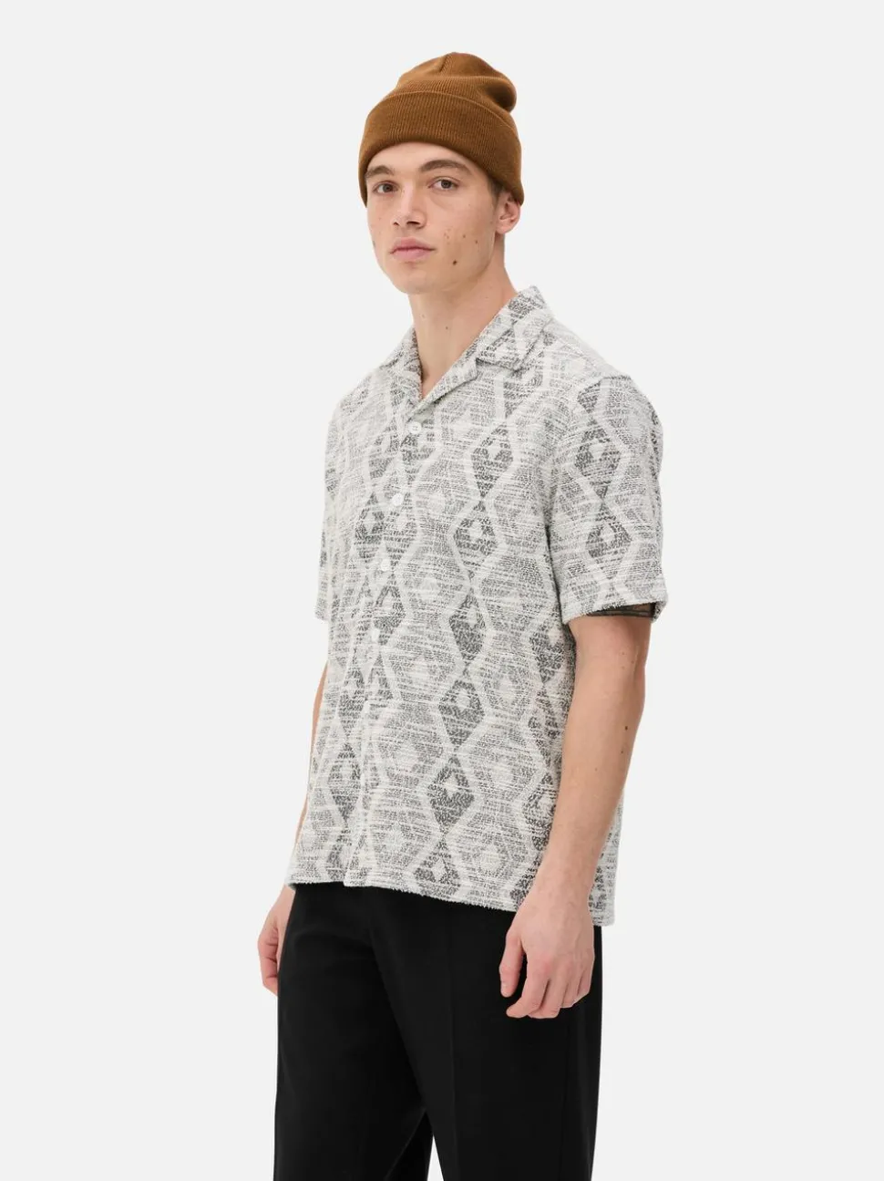 Koszula zapinana na guziki z geometrycznym wzorem
