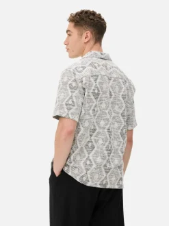 Koszula zapinana na guziki z geometrycznym wzorem