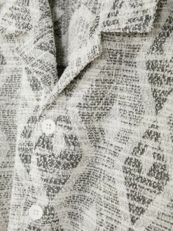 Koszula zapinana na guziki z geometrycznym wzorem