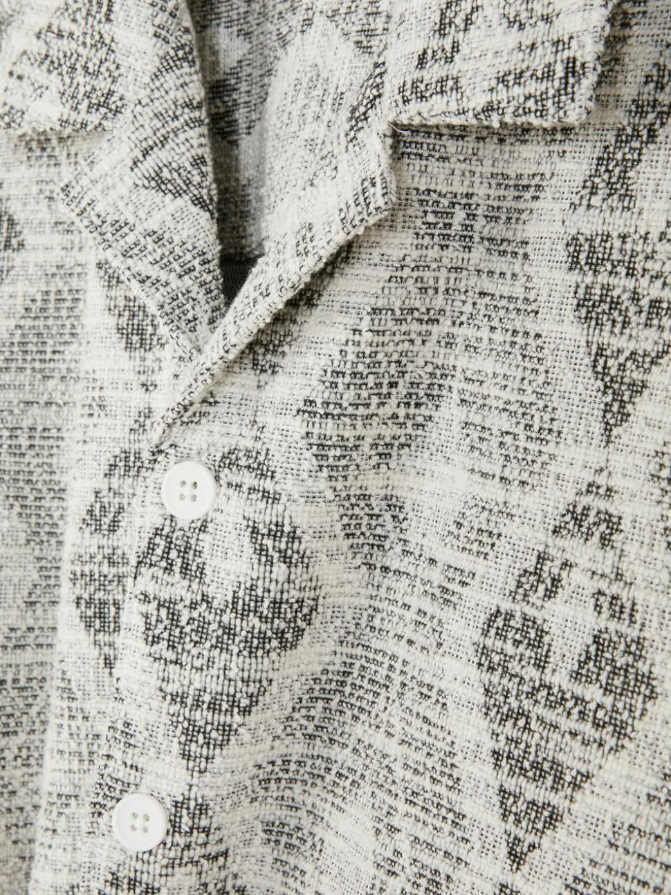 Koszula zapinana na guziki z geometrycznym wzorem