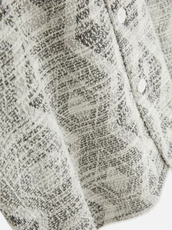 Koszula zapinana na guziki z geometrycznym wzorem