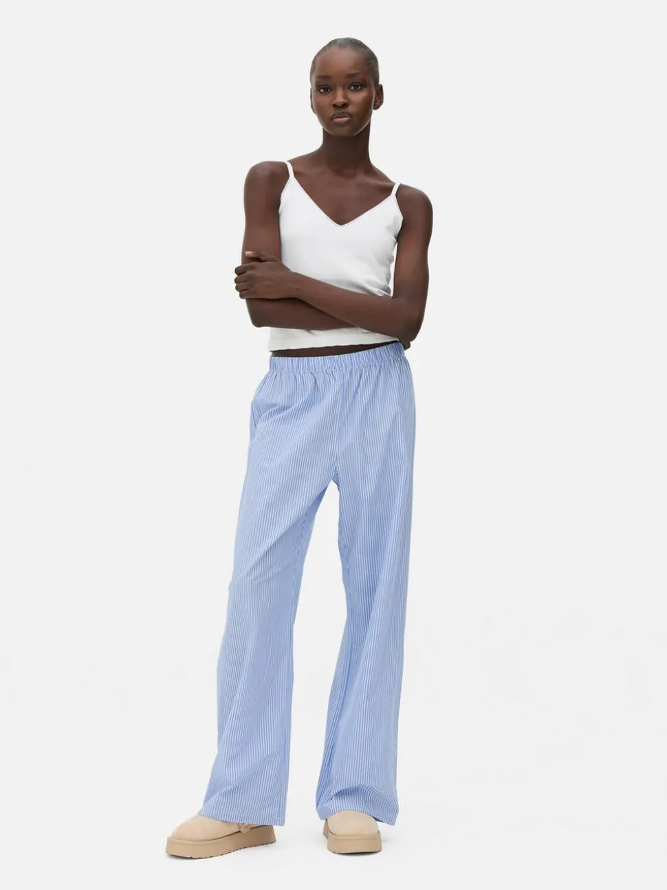 Krótka ażurowa koszulka na ramiączkach do spania