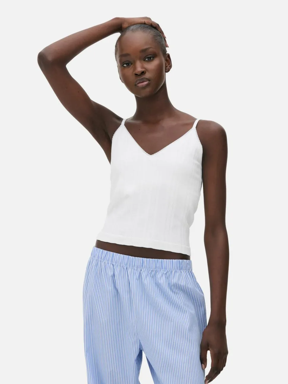 Krótka ażurowa koszulka na ramiączkach do spania