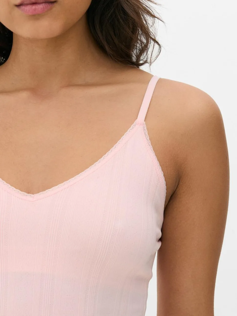 Krótka ażurowa koszulka na ramiączkach do spania