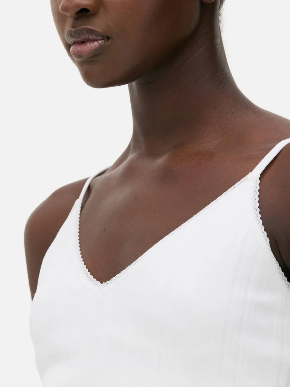 Krótka ażurowa koszulka na ramiączkach do spania