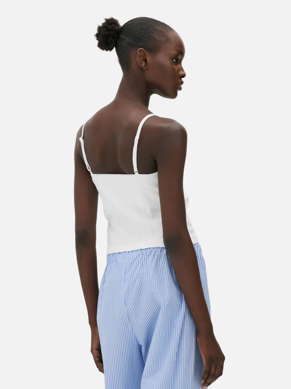 Krótka ażurowa koszulka na ramiączkach do spania