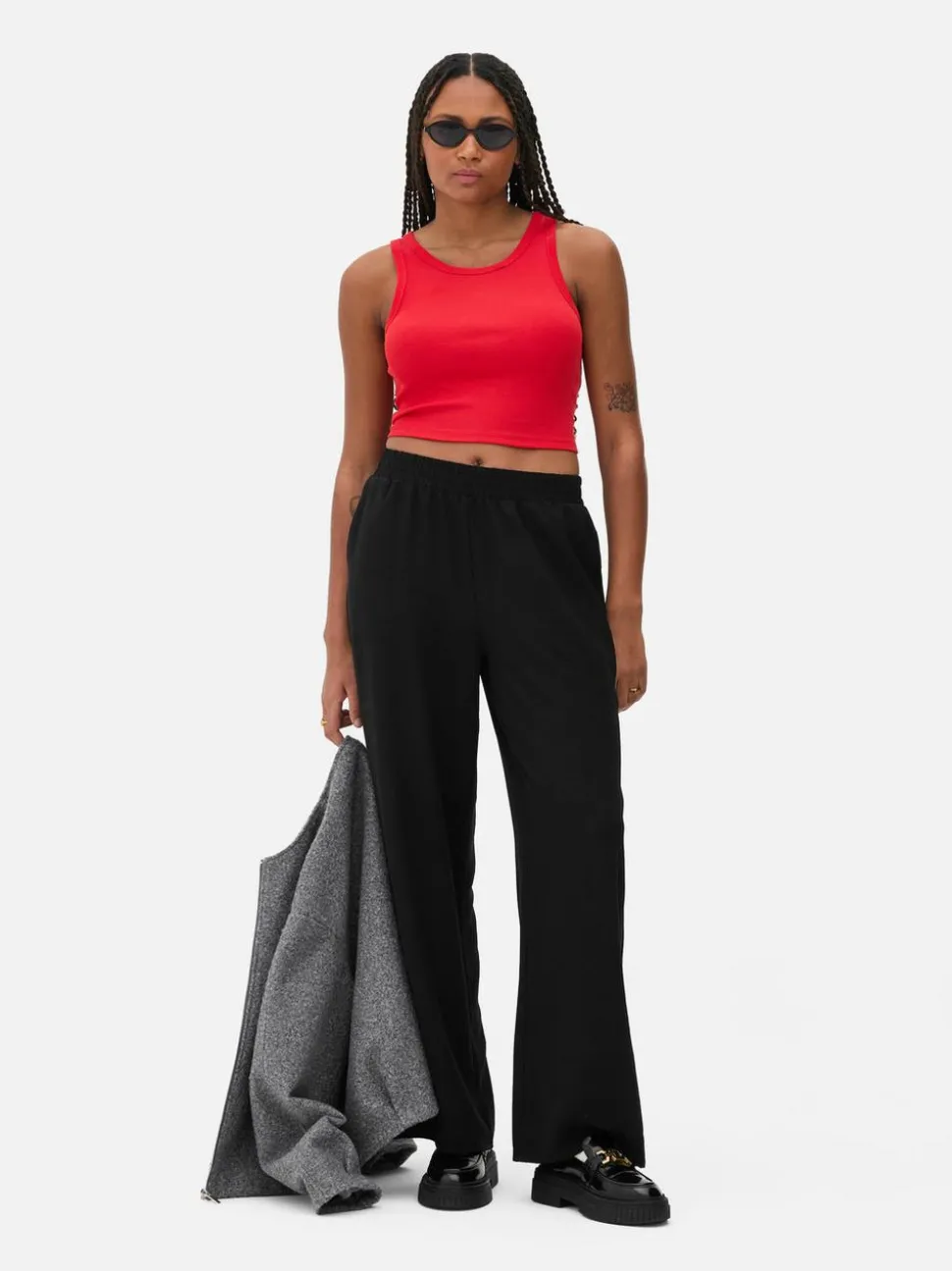 Krótki prążkowany top w stylu bokserki