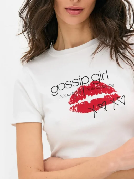 Krótki T-shirt z logo serialu Plotkara