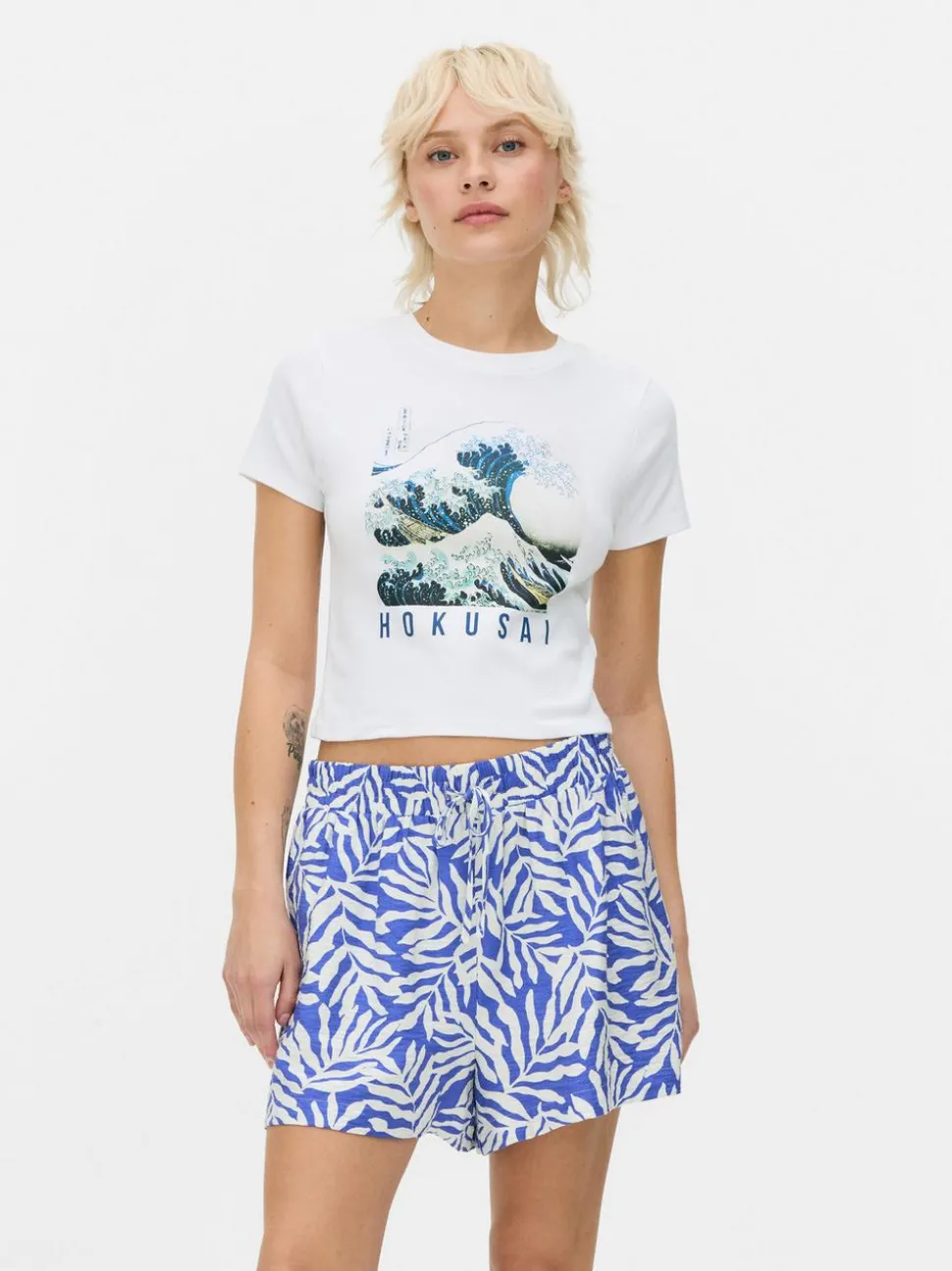 Krótki T-shirt z motywem Wielkiej Fali autorstwa Hokusaia