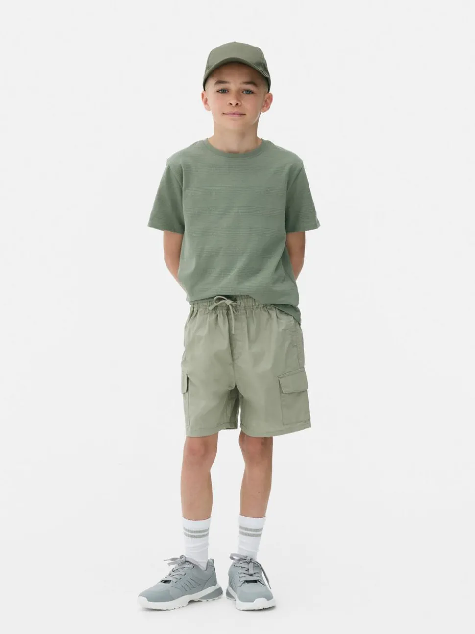 Krótkie bojówki ze sznurkiem ściągającym