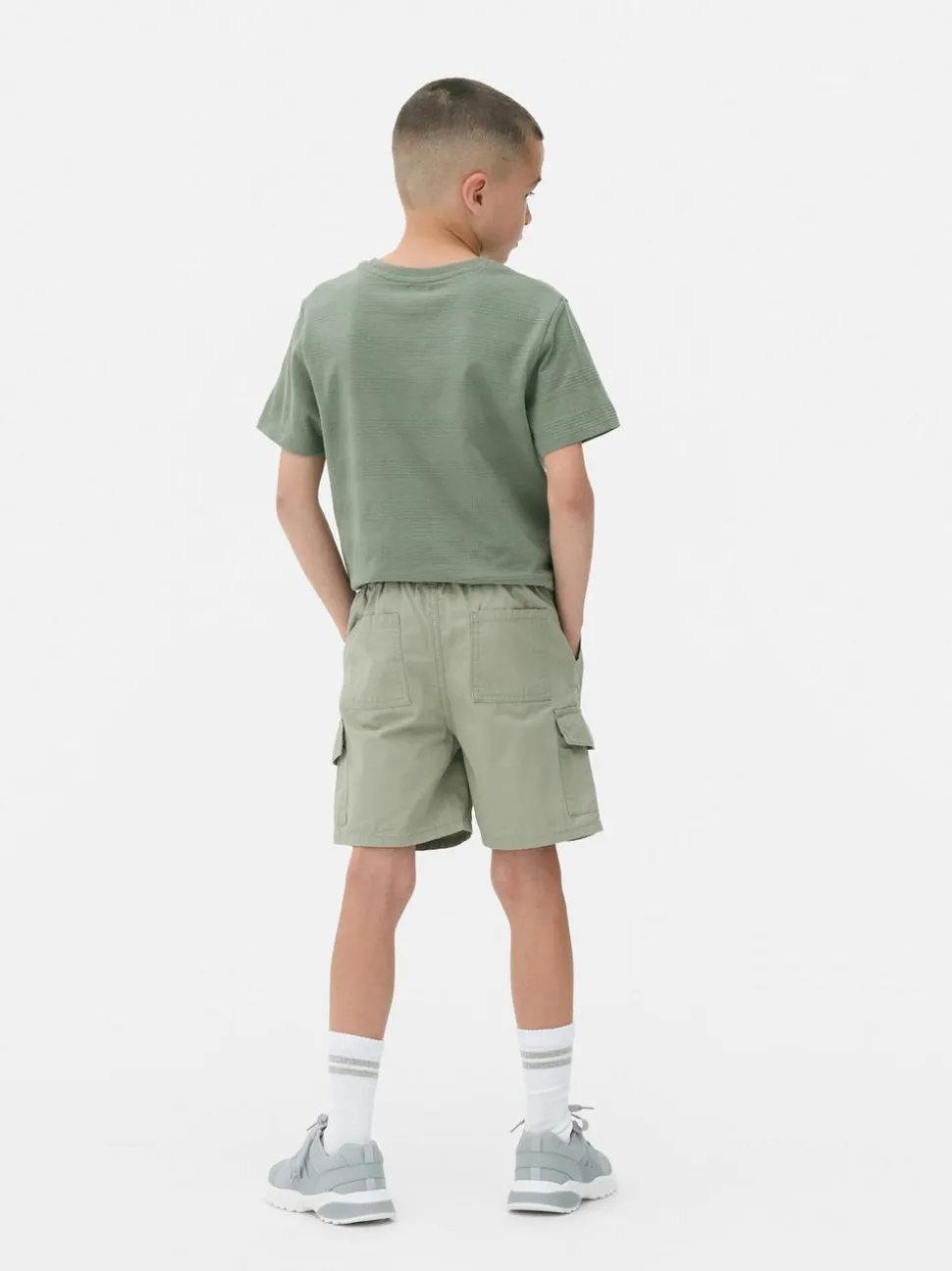 Krótkie bojówki ze sznurkiem ściągającym