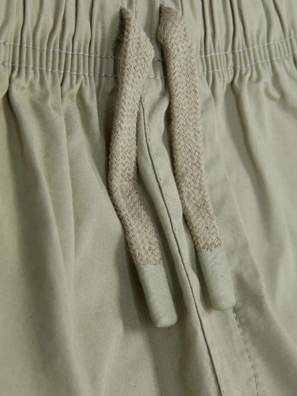 Krótkie bojówki ze sznurkiem ściągającym