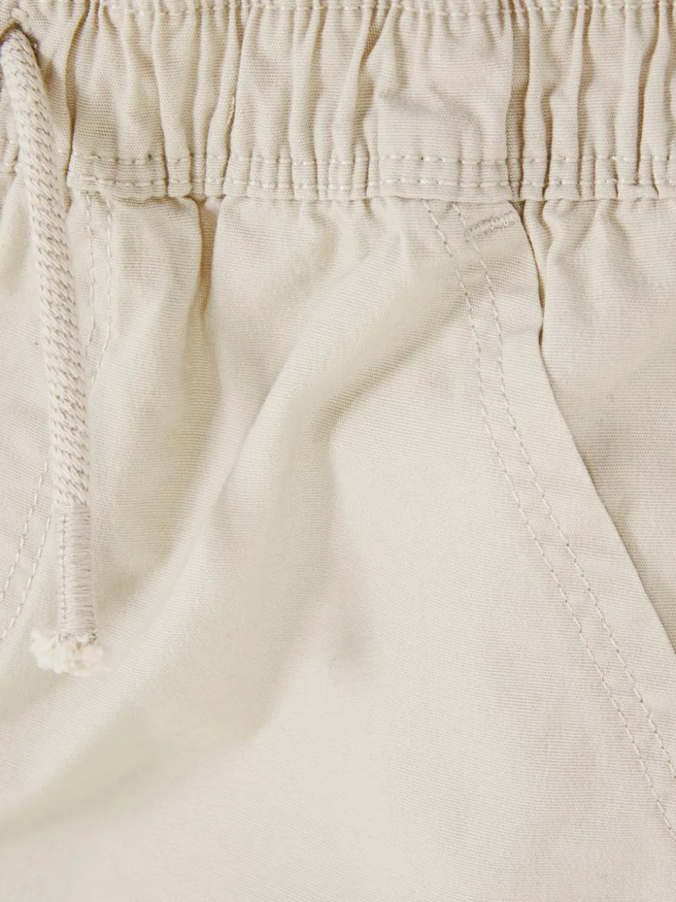 Krótkie bojówki ze sznurkiem ściągającym