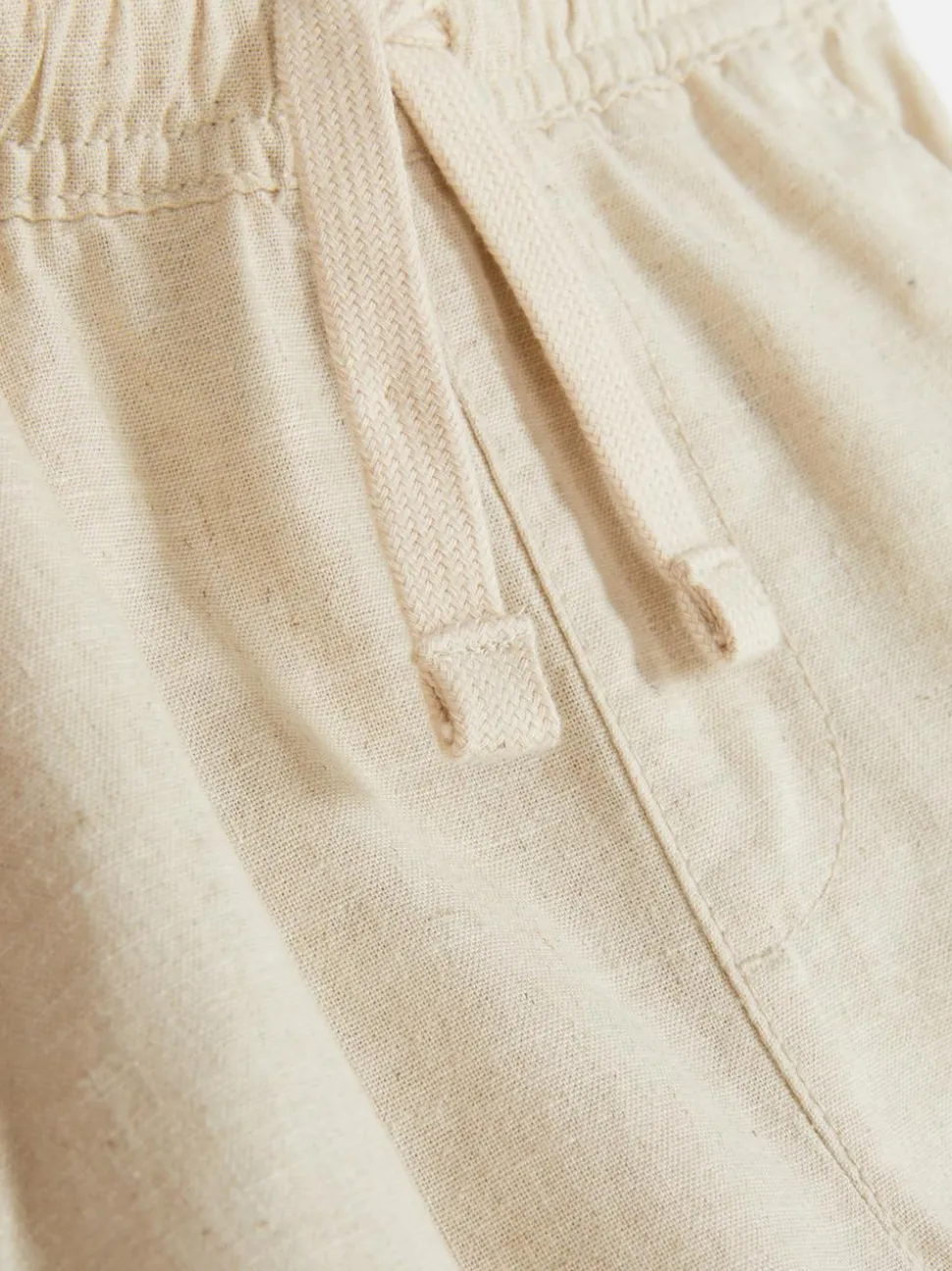 Krótkie chinosy ściągane sznurkiem