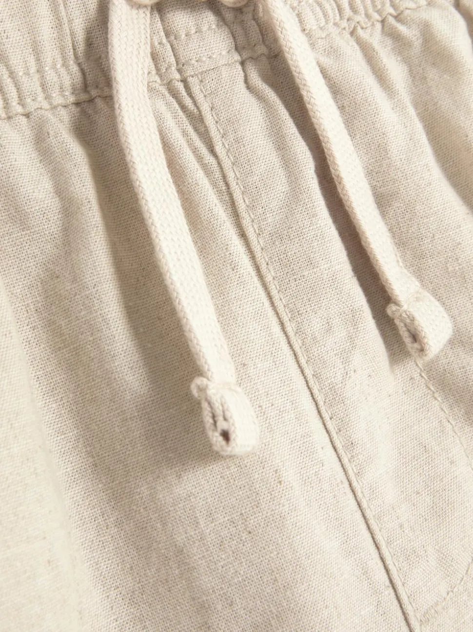 Krótkie chinosy ściągane sznurkiem