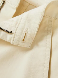 Krótkie chinosy z wywiniętą nogawką