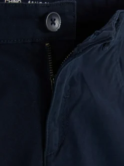 Krótkie chinosy z wywiniętą nogawką