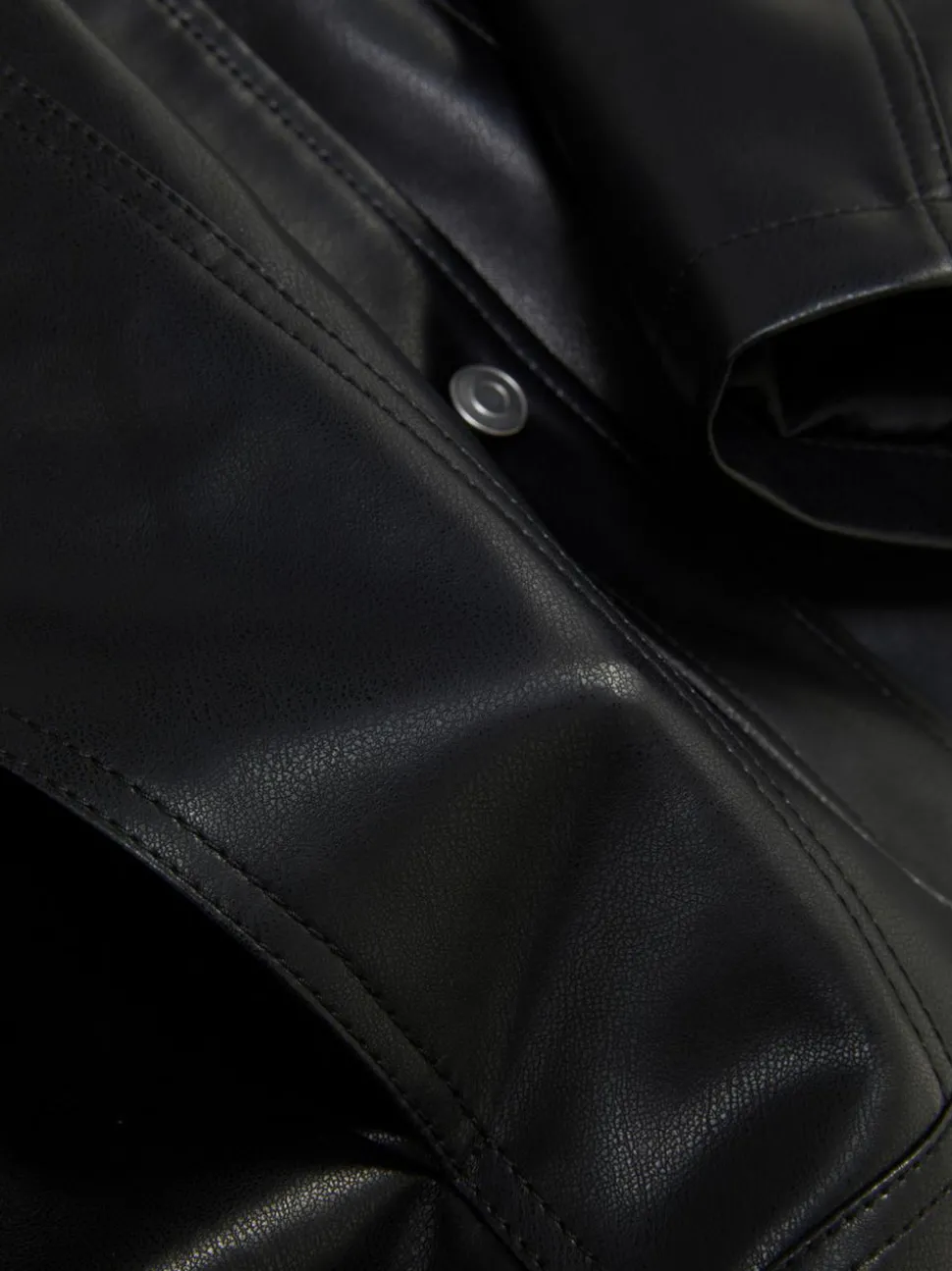 Kurtka typu trucker ze sztucznej skóry