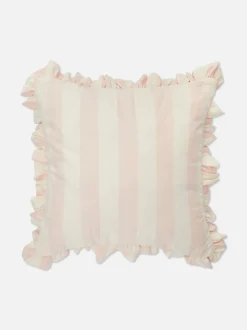 Kwadratowa poduszka w paski z falbankami