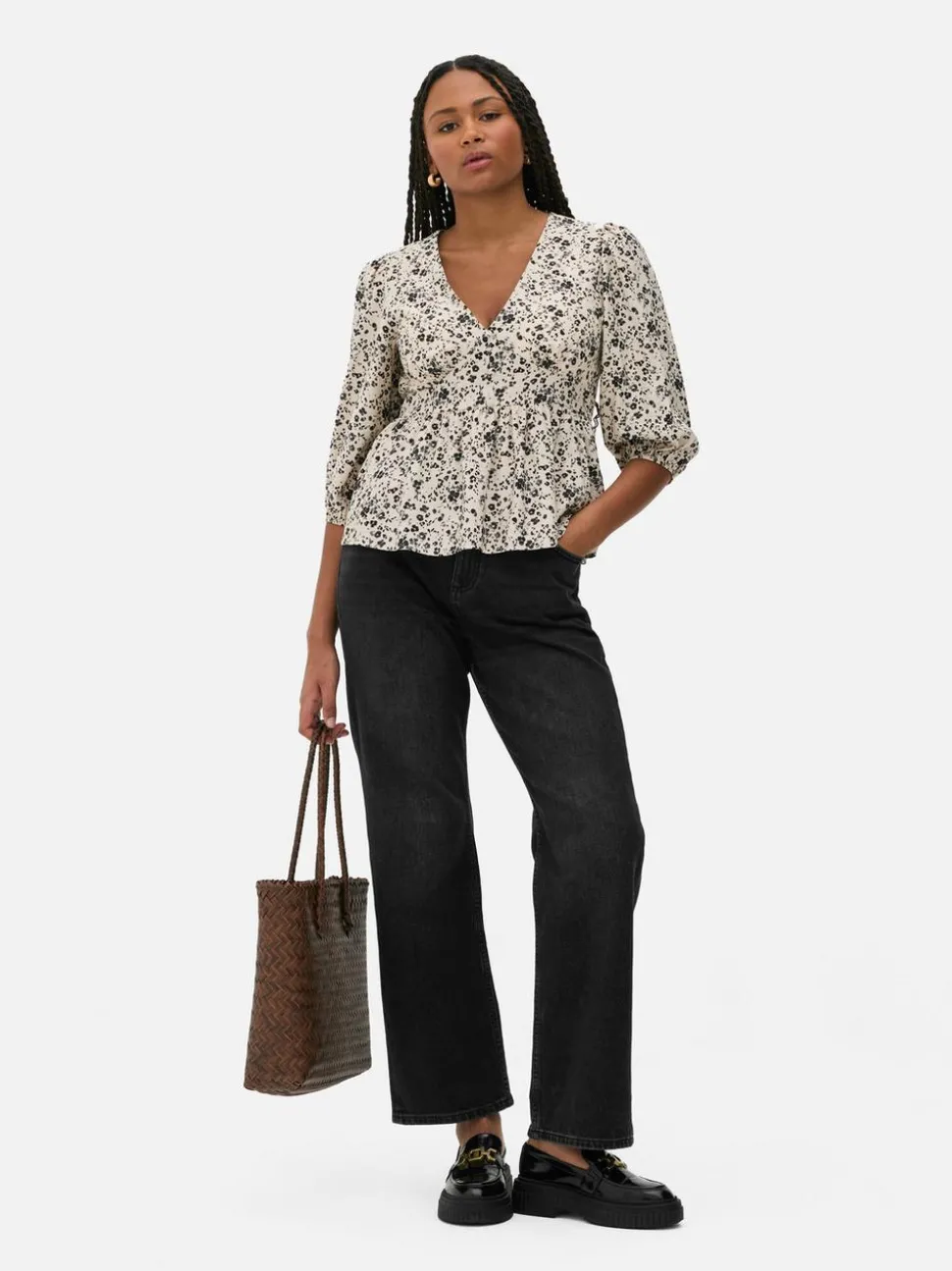 Kwiecista bluzka z dekoltem w serek