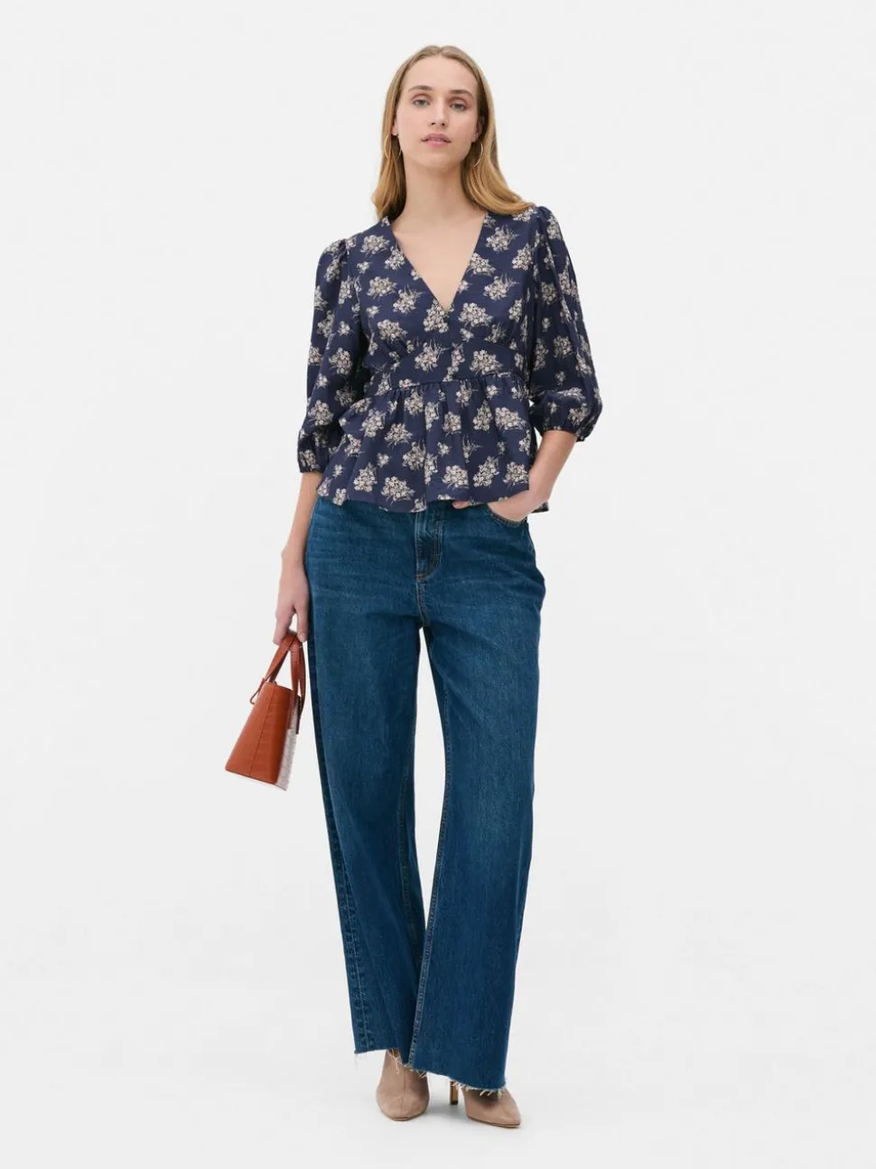 Kwiecista bluzka z dekoltem w serek