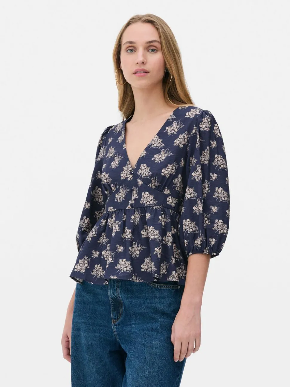 Kwiecista bluzka z dekoltem w serek