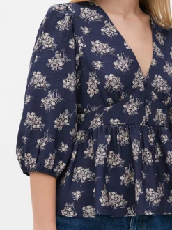 Kwiecista bluzka z dekoltem w serek