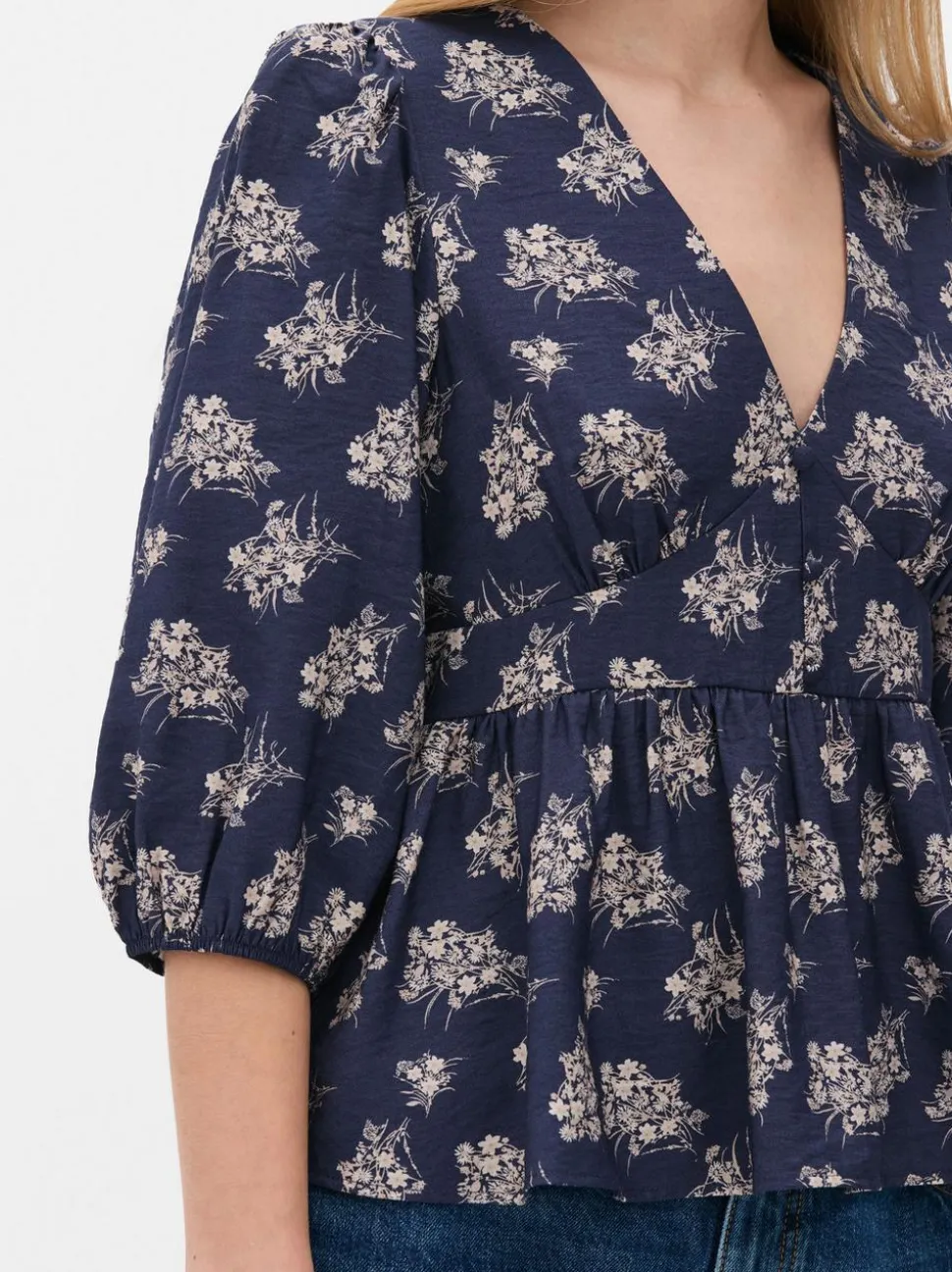 Kwiecista bluzka z dekoltem w serek