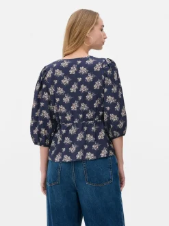 Kwiecista bluzka z dekoltem w serek