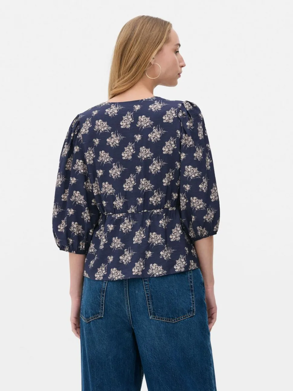 Kwiecista bluzka z dekoltem w serek