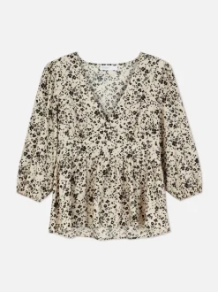 Kwiecista bluzka z dekoltem w serek