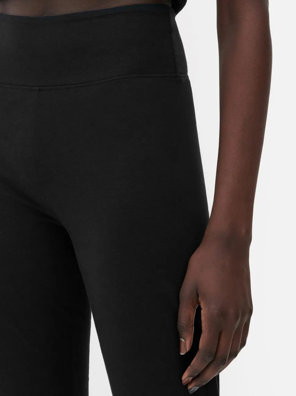 Legginsy z wysokim stanem i szeroką nogawką