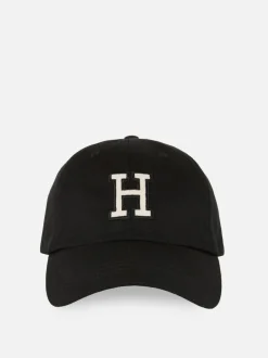 Luźna czapka z daszkiem i inicjałem