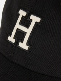 Luźna czapka z daszkiem i inicjałem