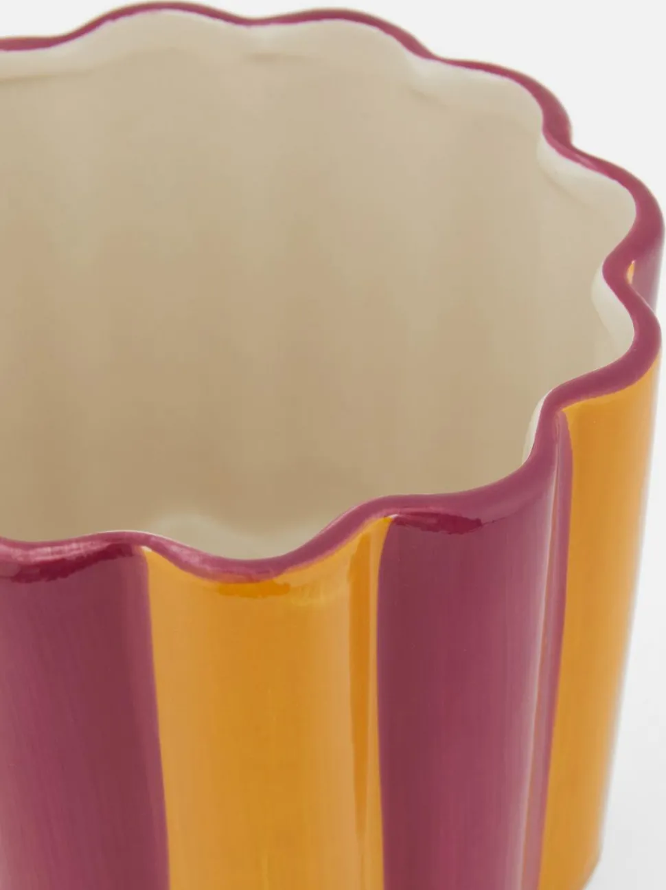 Mała doniczka z pofalowanym brzegiem