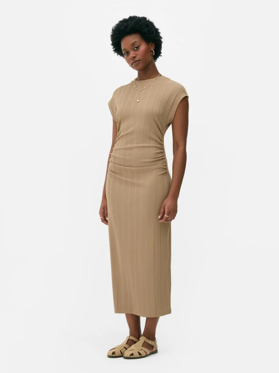 Marszczona sukienka midi z prążkowanej dzianiny