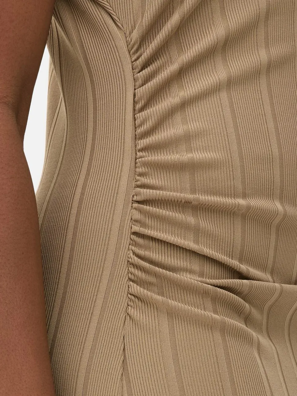 Marszczona sukienka midi z prążkowanej dzianiny