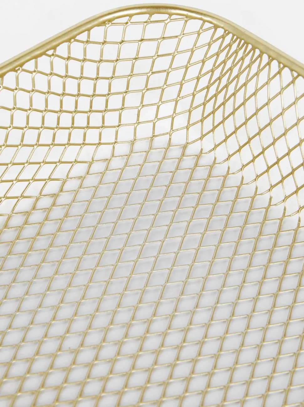 Mały koszyk z drucianej siatki