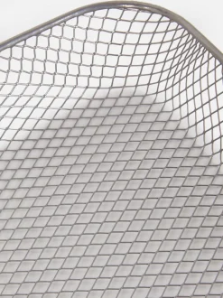 Mały koszyk z drucianej siatki