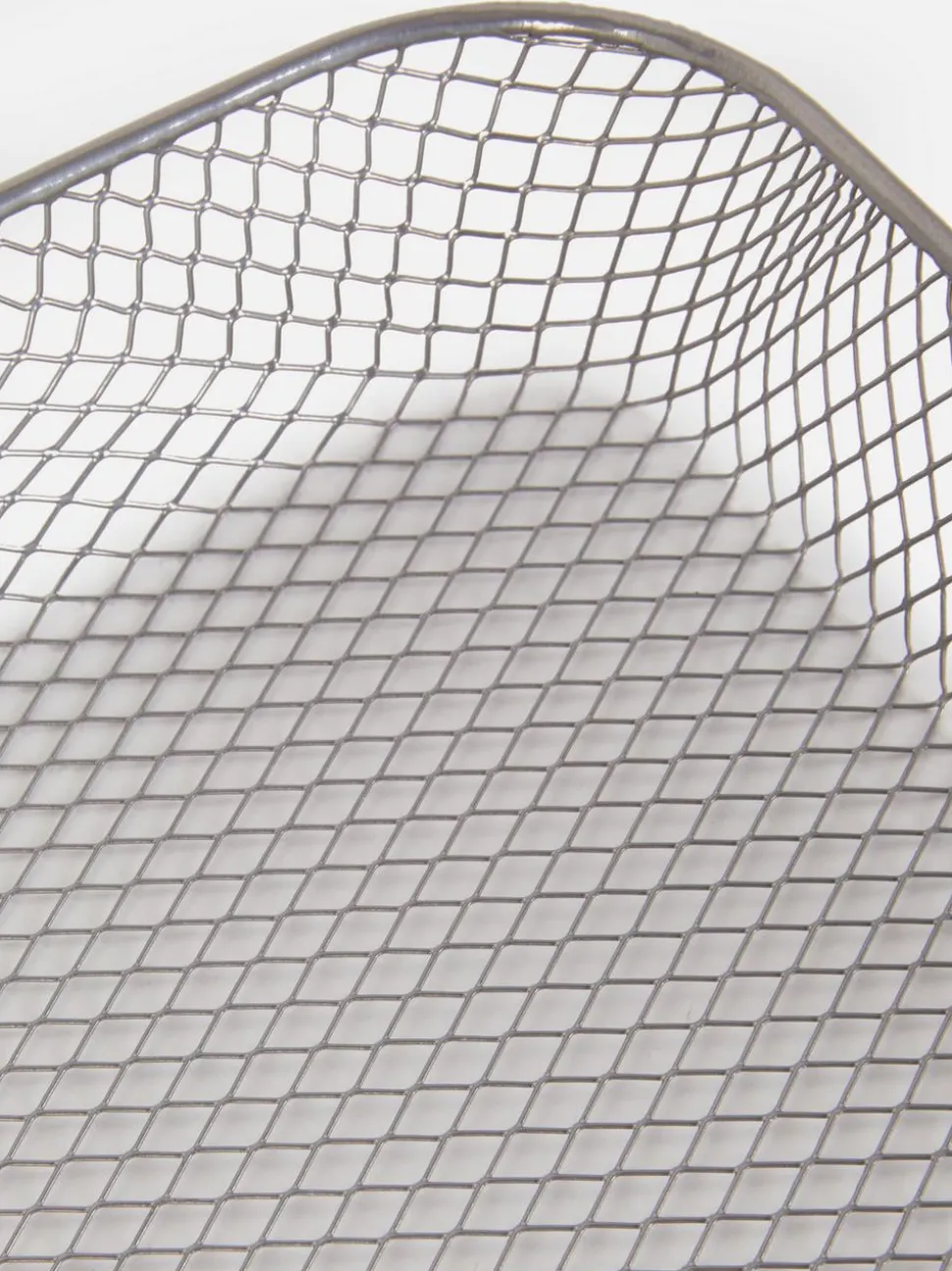 Mały koszyk z drucianej siatki