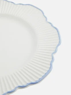 Mały talerz z muszelkowym wykończeniem