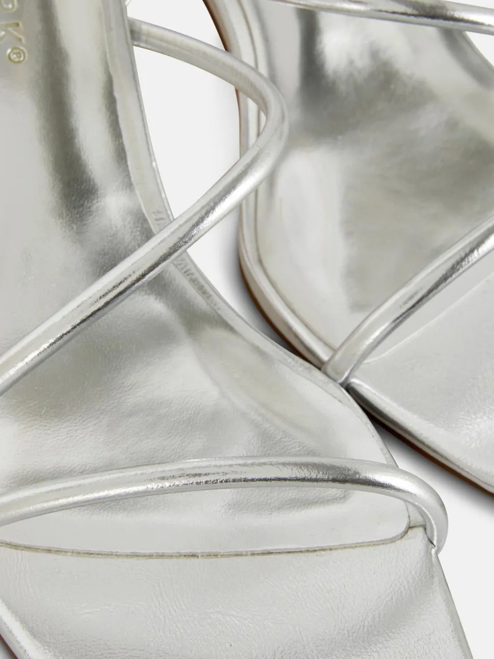 Metaliczne sandały na obcasie klockowym