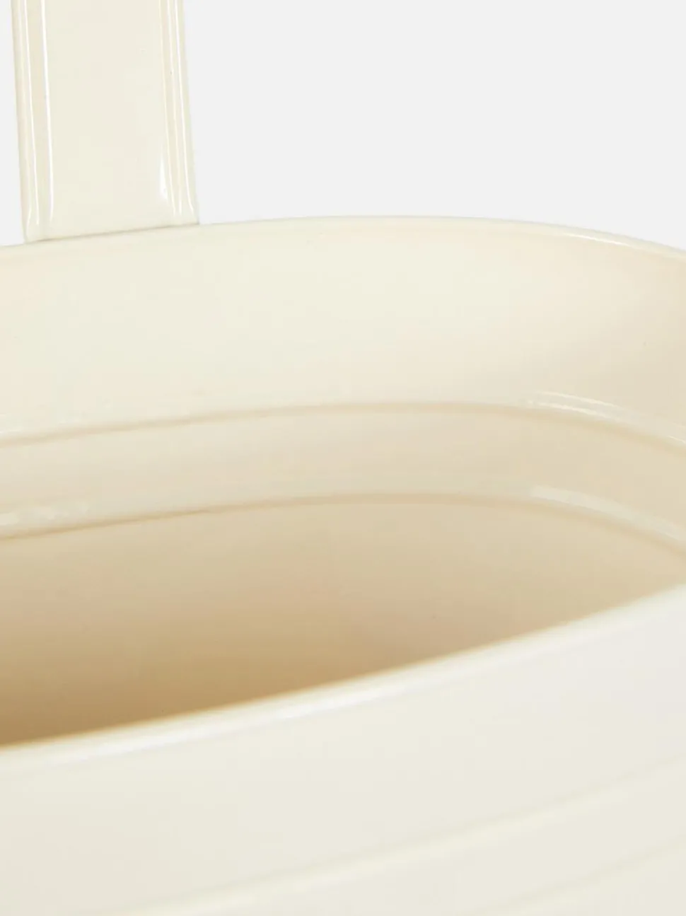 Metalowa wisząca doniczka z długim uchwytem