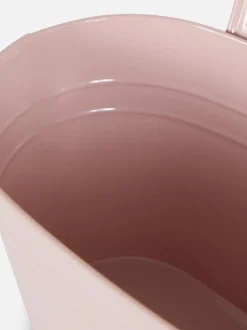 Metalowa wisząca doniczka z długim uchwytem