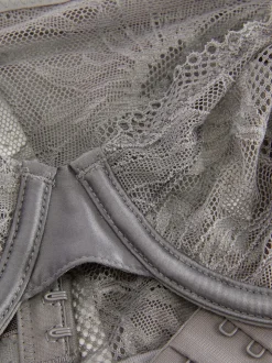 Miękki stanik i stringi z kwiatowym haftem, zestaw